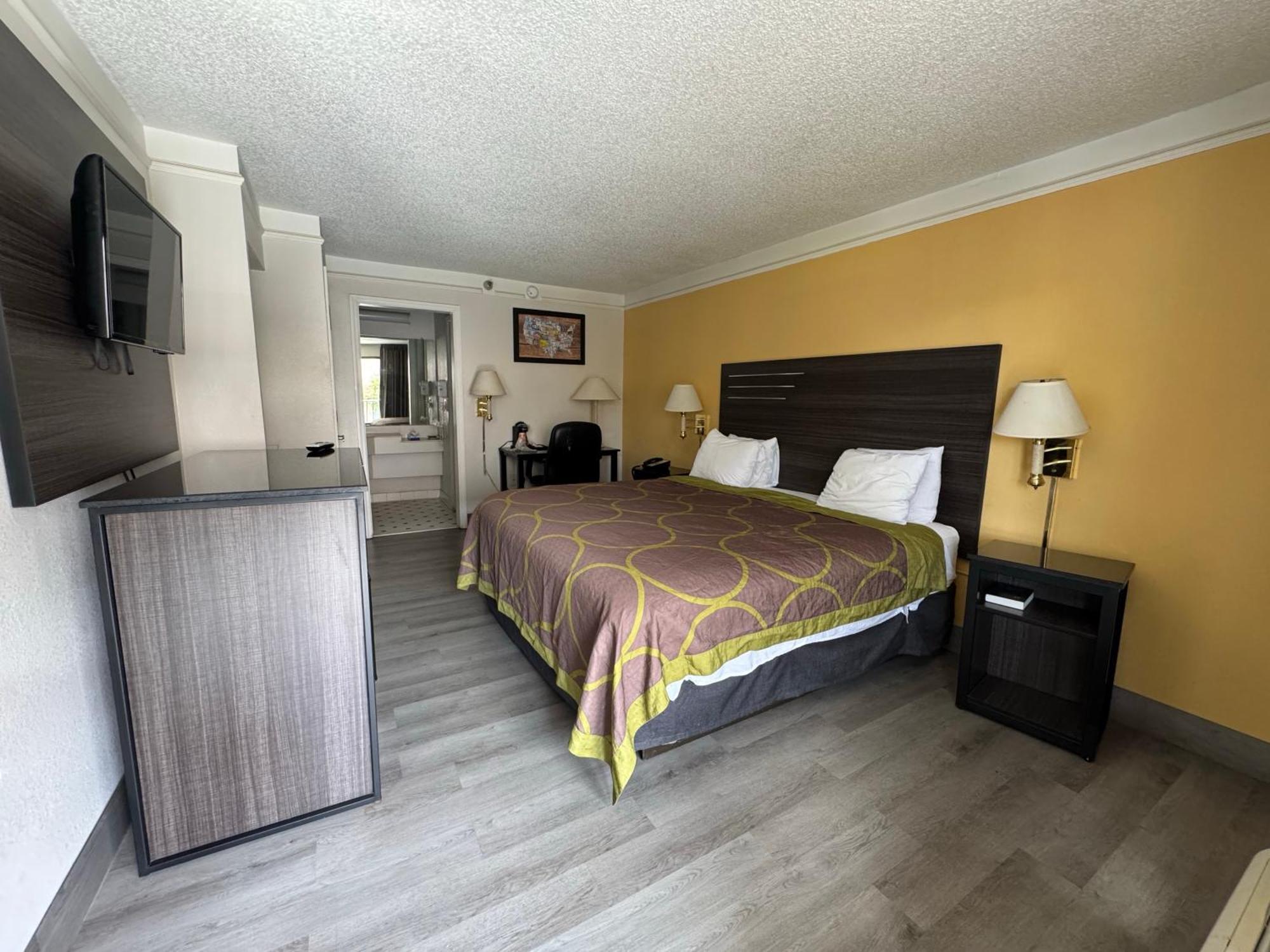 Super 8 By Wyndham Savannah Lodge *