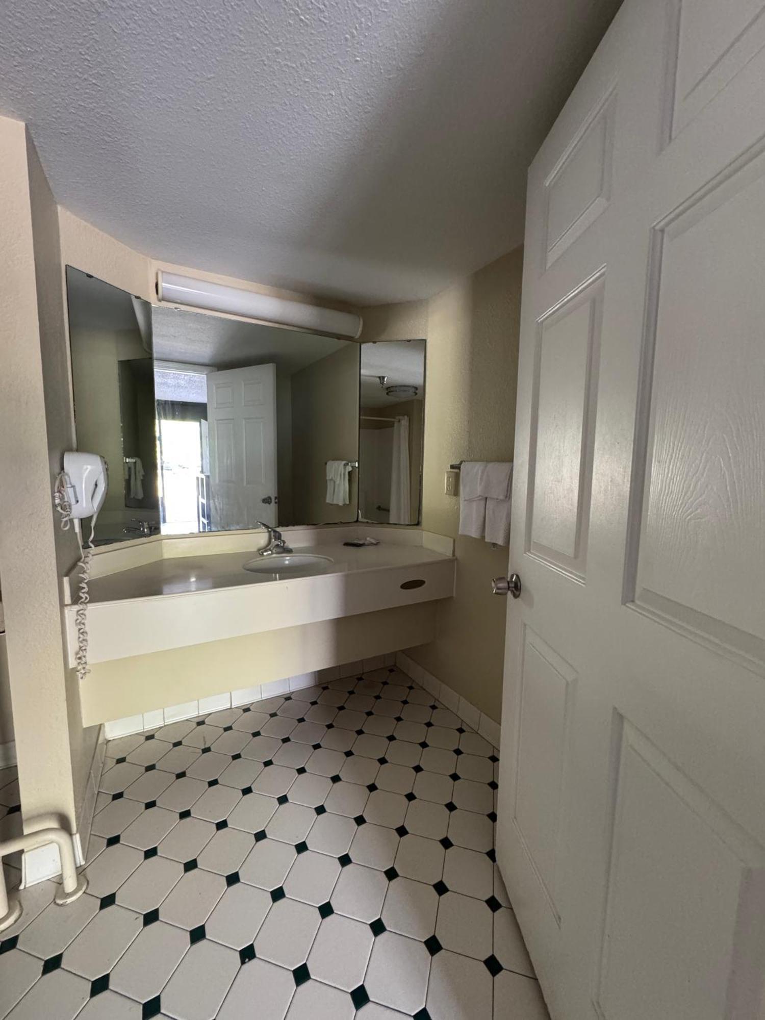 Super 8 By Wyndham Savannah Savannah