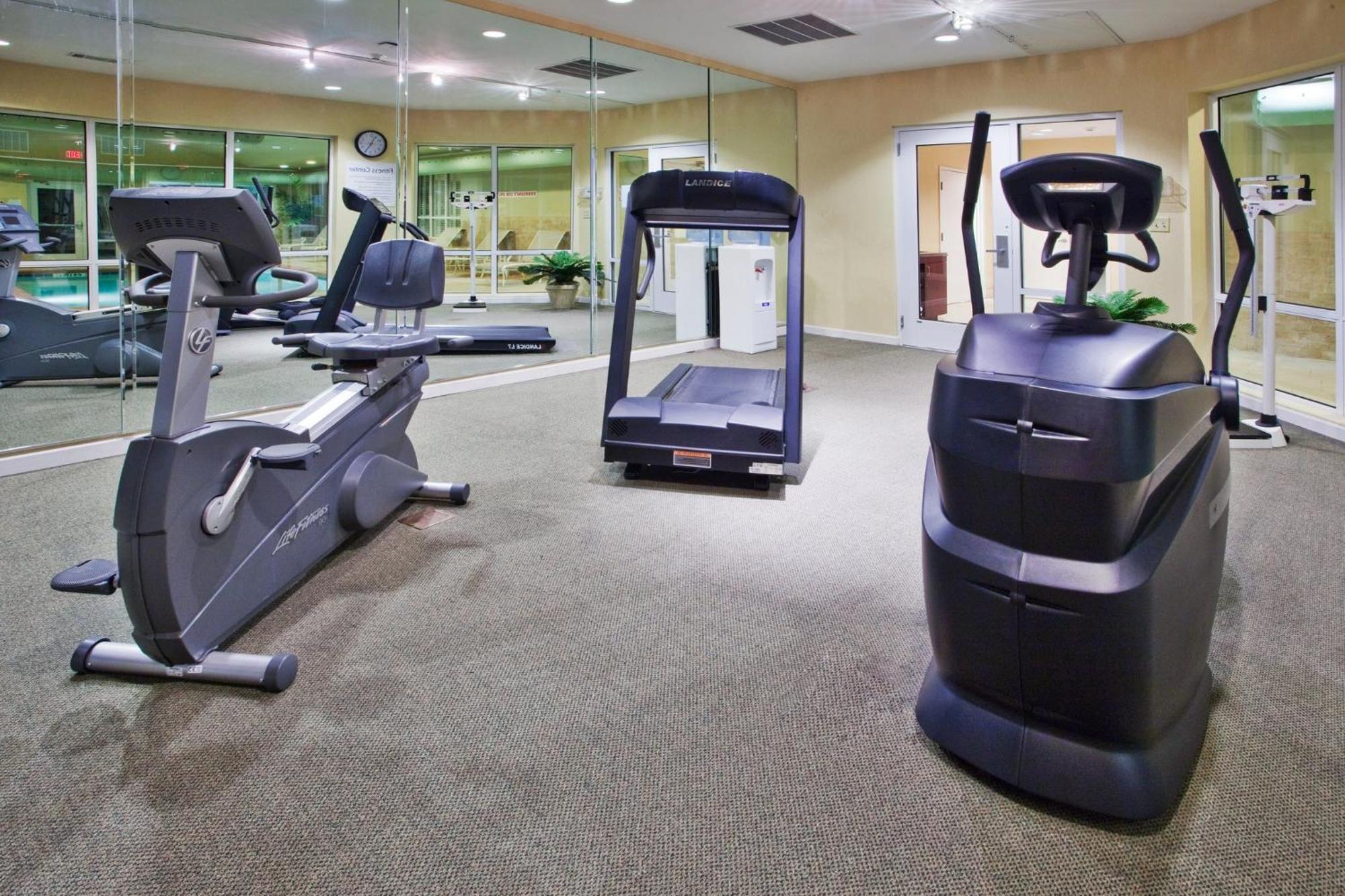 Express Airport By Ihg Hotel 3*