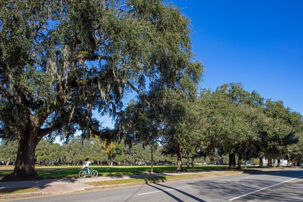 Huge 5 Bed, 5 Bath In Historic Downtown Bed & Breakfast